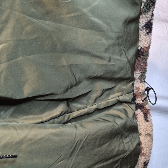 NWT Forever 21 Faux Shearling Camo Print Jacket Sz M Lightweight but substantial - Picture 10 of 15